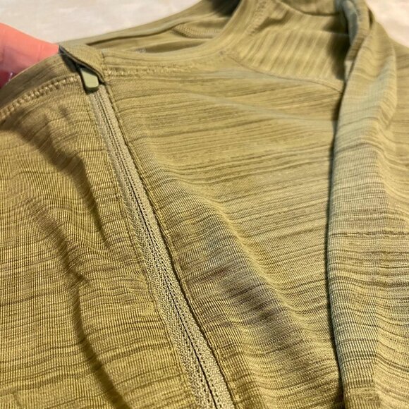 NWT Athleta Pacifica Illume Fitted Top SPF - Medium - Neutral Green/Shadow Olive - Picture 5 of 8